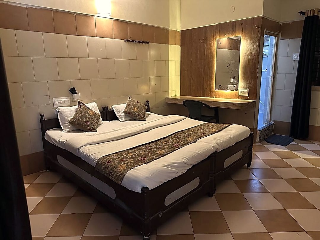 Double room at Cibara Comforts with a queen bed, bedside lamps and a dressing table